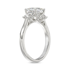 14K WHITE GOLD 1 3/4CT PRINCESS/TRAPEZOID DIAMOND LADIES RING (CENTER STONE PRINCESS DIAMOND 1 1/4CT)